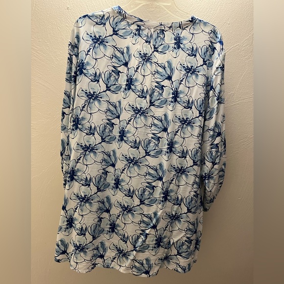 3X blue and white button down blouse with 3/4 sleeves - Picture 4 of 4